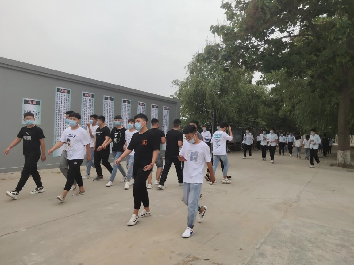 初夏芳菲，正是少年歸來時(shí)——返校第一天