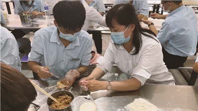 2022級新生暑期夏令營系列活動(dòng)——巧手美食包餃子