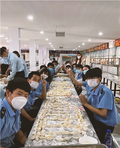 2022級新生暑期夏令營系列活動(dòng)——巧手美食包餃子
