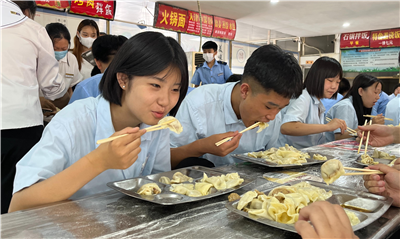2022級新生暑期夏令營系列活動(dòng)——巧手美食包餃子