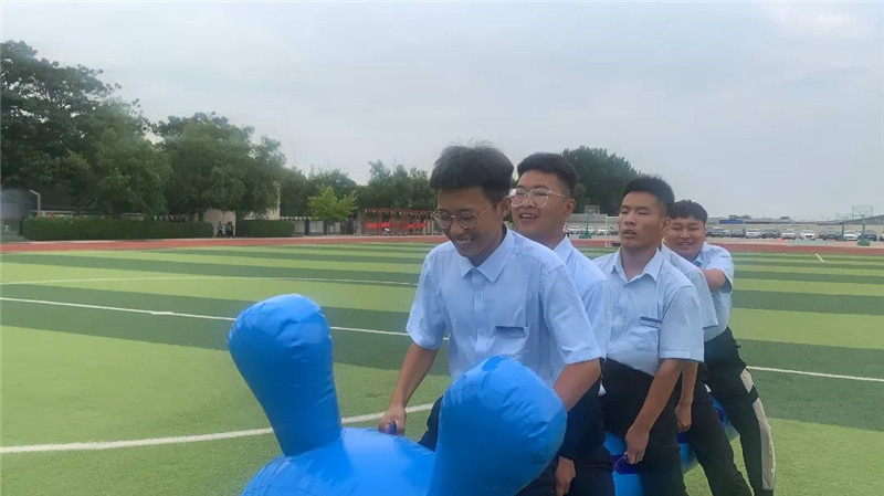 2022級(jí)新生暑期夏令營(yíng)系列活動(dòng)——毛毛蟲(chóng)大戰(zhàn)